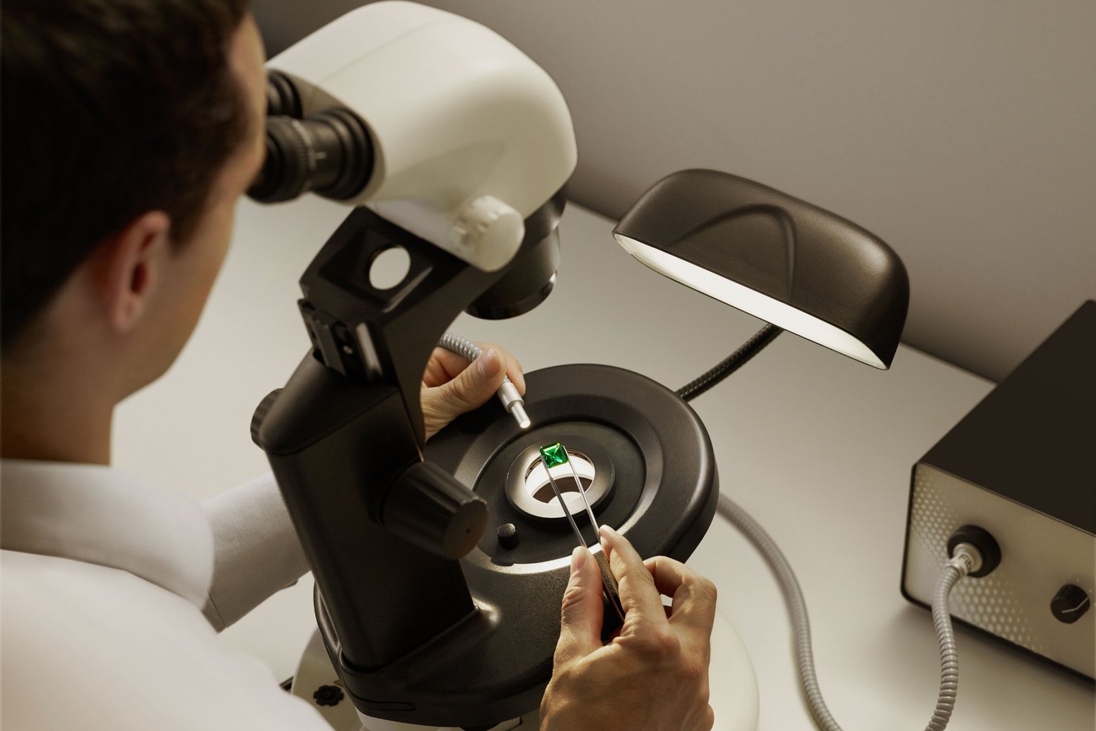 A gemologist with a Colombian emerald