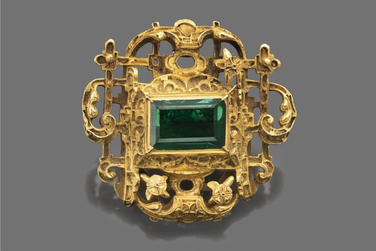A gold jewelry piece set with a Colombian emerald recovered from the Nuestra Señora de Atocha