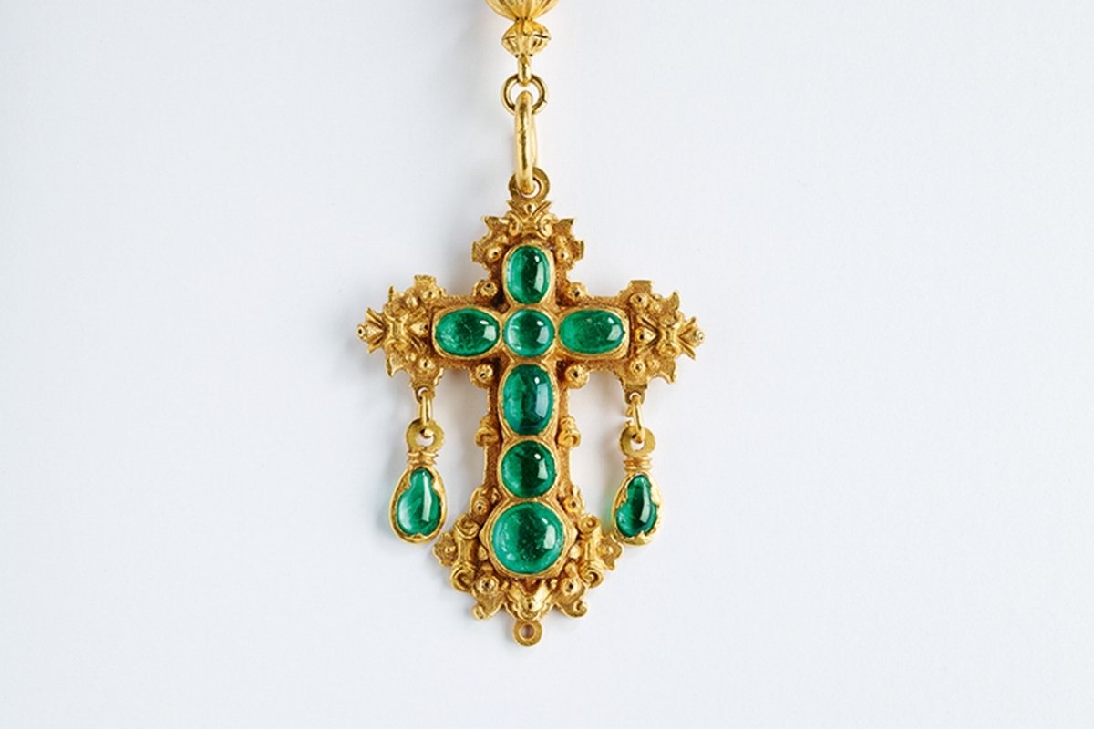 The Atocha Cross, the most famous artifact from the Nuestra Señora de Atocha. A 22K yellow gold cross set with nine vivid green emerald cabochons ©Muzo Emerald Colombia Private Collection.